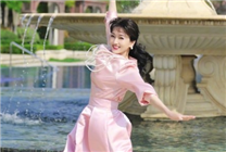 70-летняя «Белая леди» Чжао Ячжи танцует в розовой юбке и на высоких каблуках, что вызывает эмоции у пользователей сети
