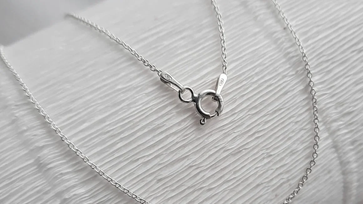 Кому можна купити срібний ланцюжок і намистини в якості подарунку