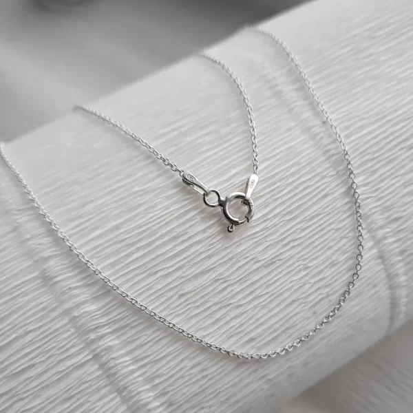 Кому можна купити срібний ланцюжок і намистини в якості подарунку